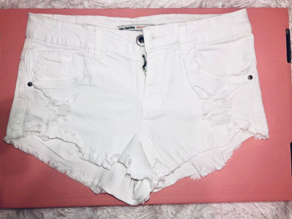 Białe krótkie spodenki szorty BERSHKA NOWE