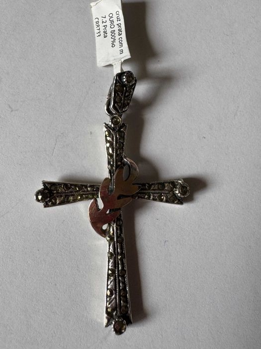 Elegante pendente em forma de cruz de estilo clássico