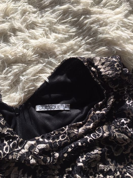 Wieczorowa sukienka OUiOSOUE , z czarno- zlotej koronki.