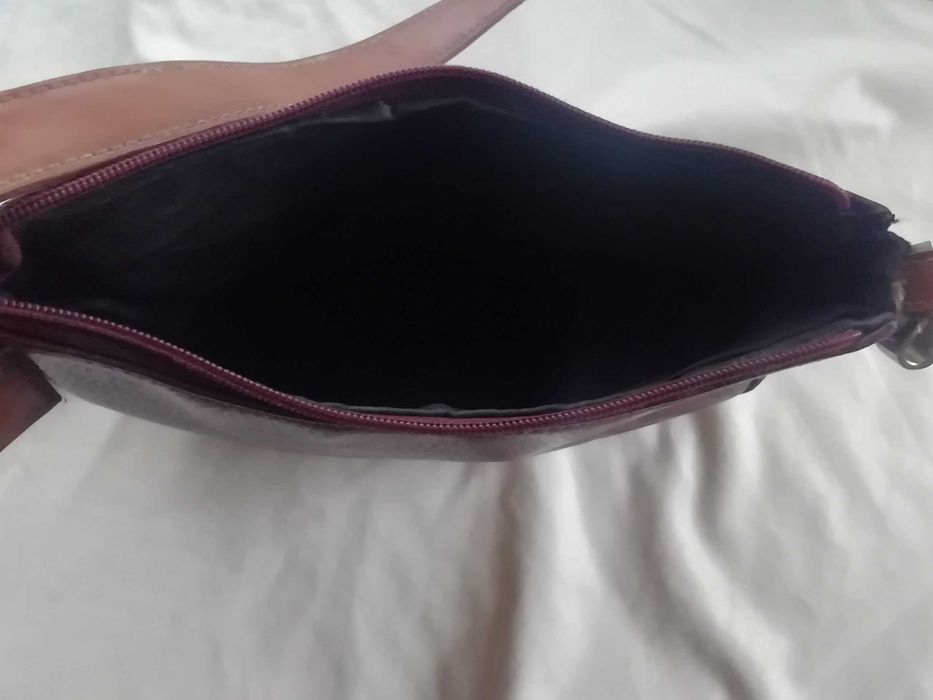 Mala em couro bordo. Entrego em mão em Viana do Castelo.