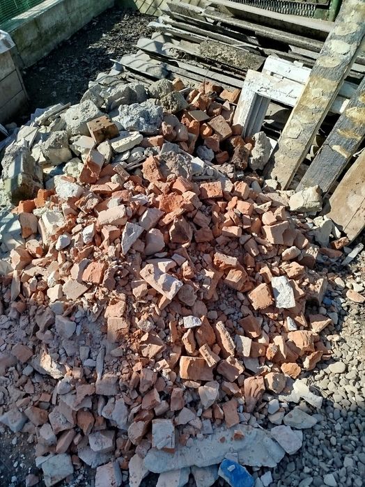 Кому потрібна бита цегла, шифер? Безкоштовно, самовивіз