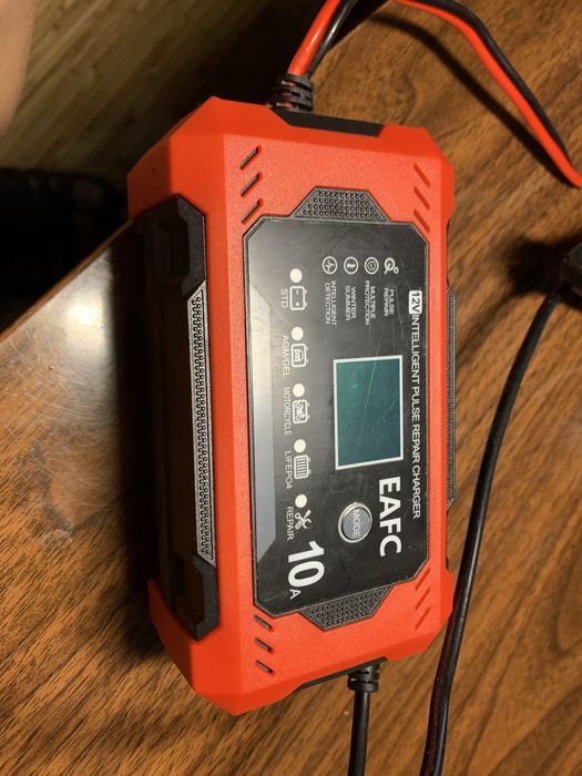 Зарядний пристрій для автомобільних акумуляторів. 10 А.