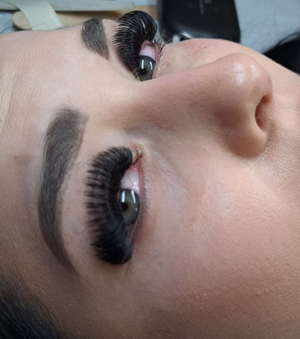 Profesjonalne przedłużanie rzęs. Wolne terminy w treści ogłoszenia.