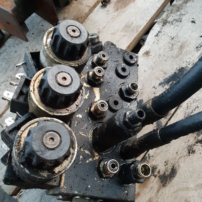 koparka mecalac 714 siłownik hydrauliczny ramienia