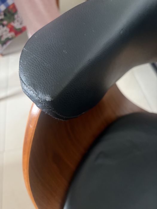 Cadeiras em nogueira e couro preto