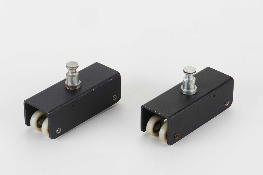 IFF 3230 - dois carros com espigão para rails de iluminação de estúdio