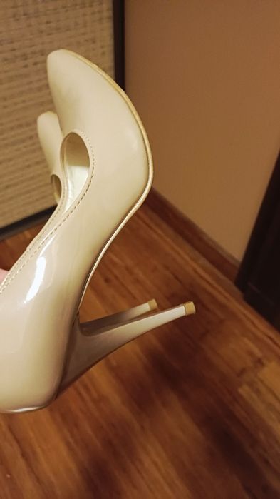 Szpilki beżowe 37, lakierowane