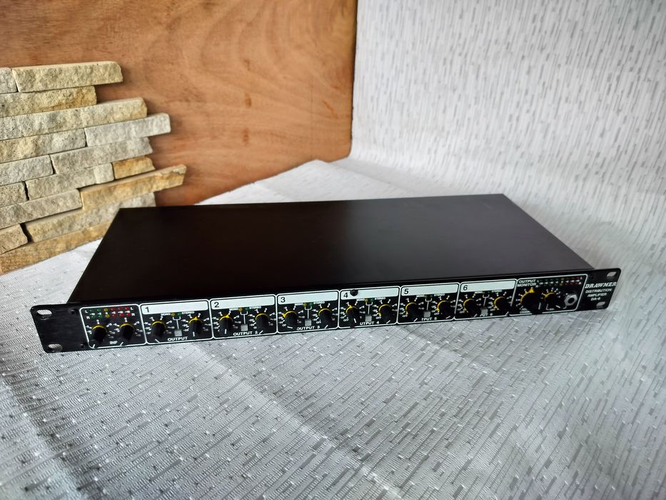 Збалансований розподільний підсилювач Drawmer DA 6
