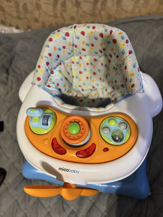 Дитячі ходунки.