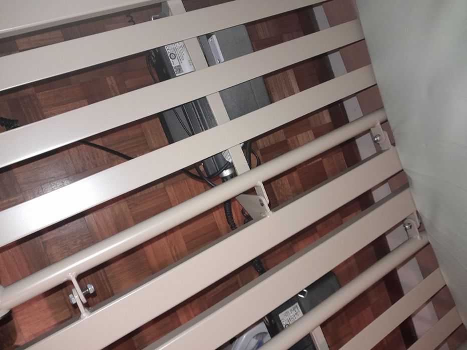 Cama articulada com colchão ortopédico e anti-escaras