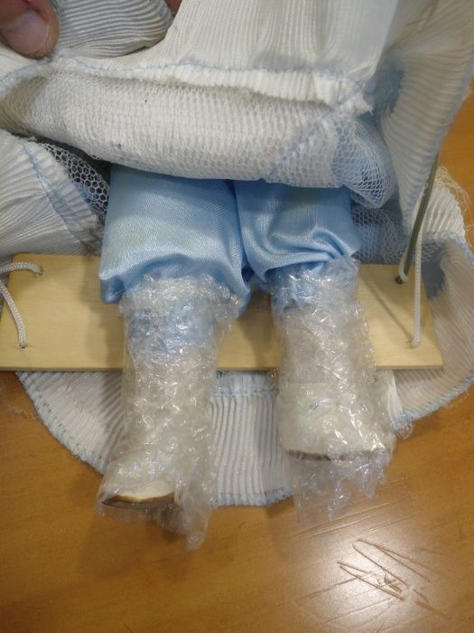 boneca em porcelana antiga , com baloiço