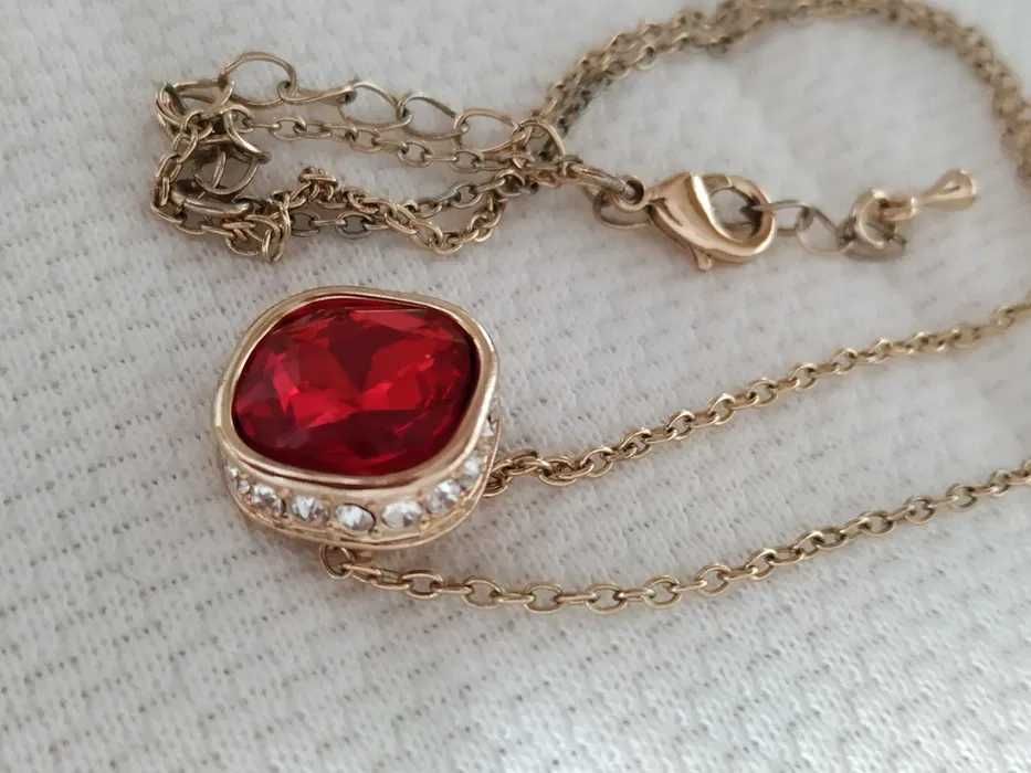 Naszyjnik z czerwonym oczkiem Avon