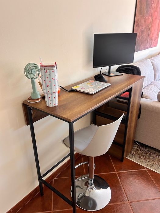 Mesa alta com cadeira