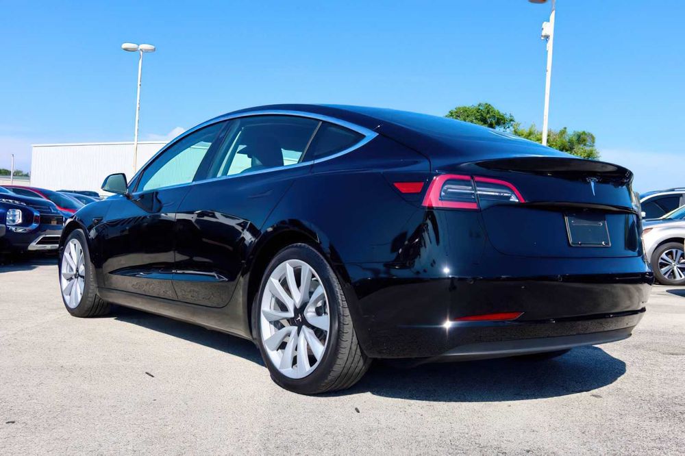 Tesla Model 3      2019