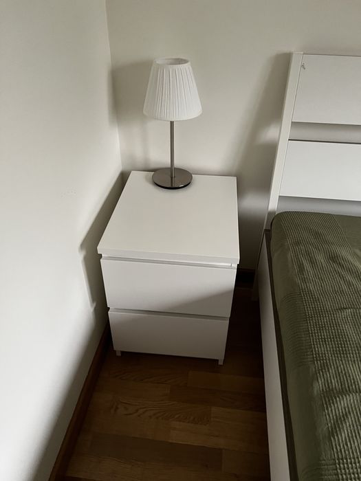 Cama, colção e mesas de cabeceira