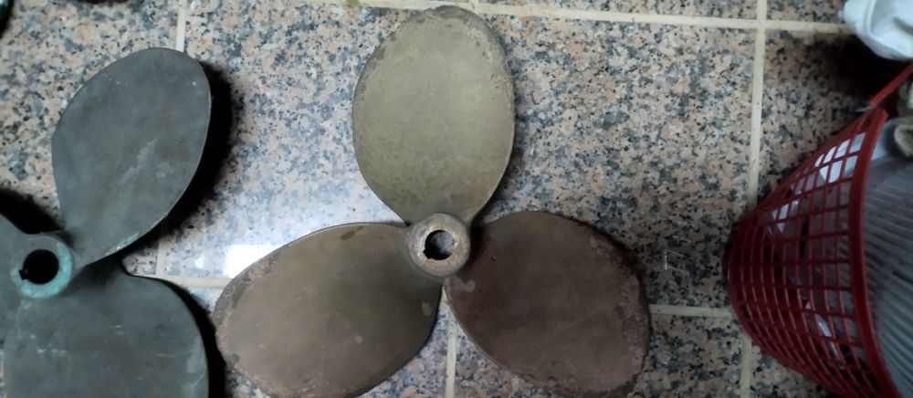 Hélices para barcos uma em bronze e uma em latão para venda preço uni.