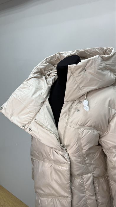 Жіночий подовжений пуховик, є різні розміри CLASNA