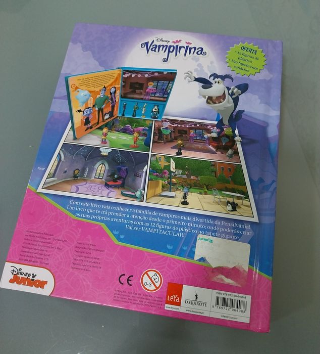 Vampirina, livro com 12 figuras e cenário