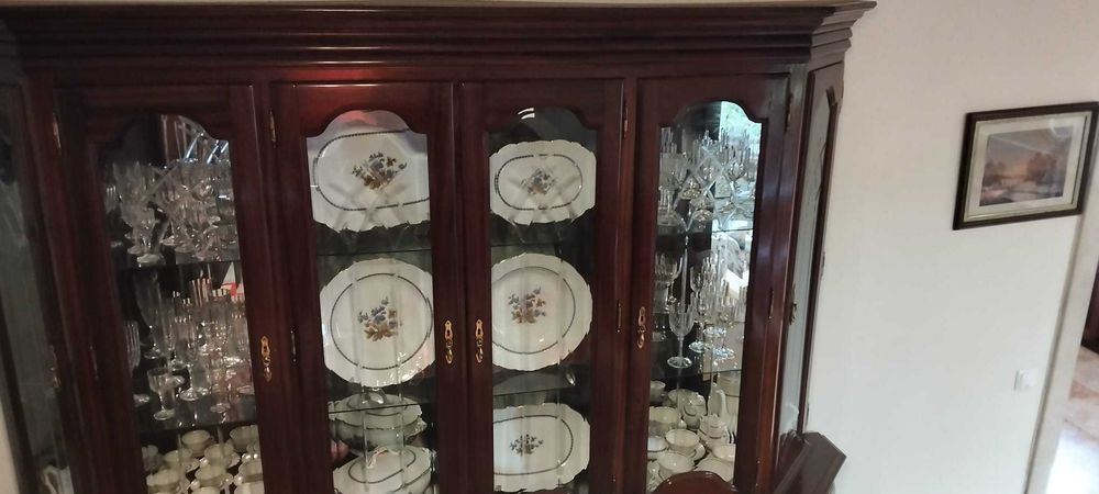 Cristaleira antiga em madeira maciça 2,5 m por 2,2m - Sem loiça