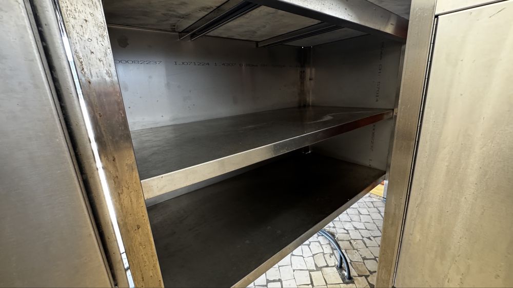 Cozinha Profissional em Inox Completa – Bancadas, Frigoríficos e Extração