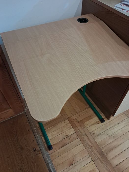 Парта і крісло учнівське.