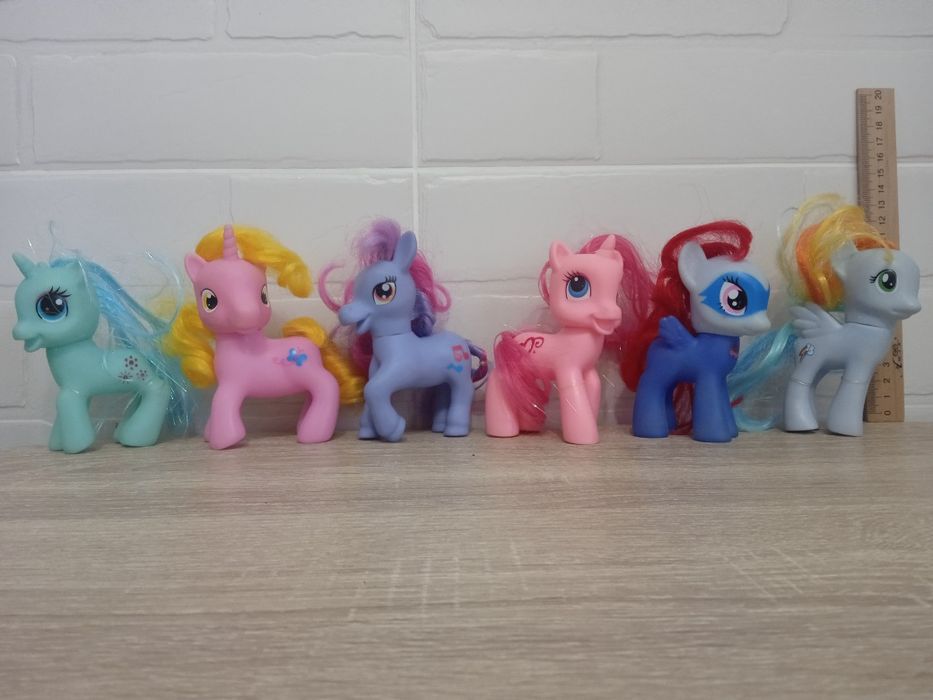 Іграшкові поні та коники