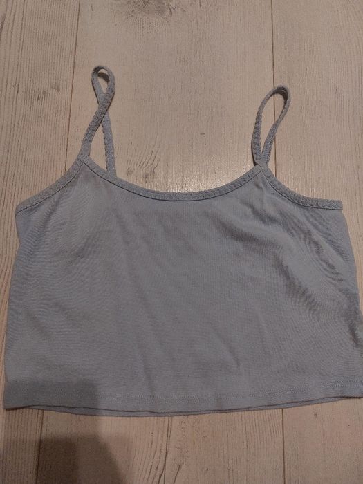 Niebieski crop top na ramiączkach