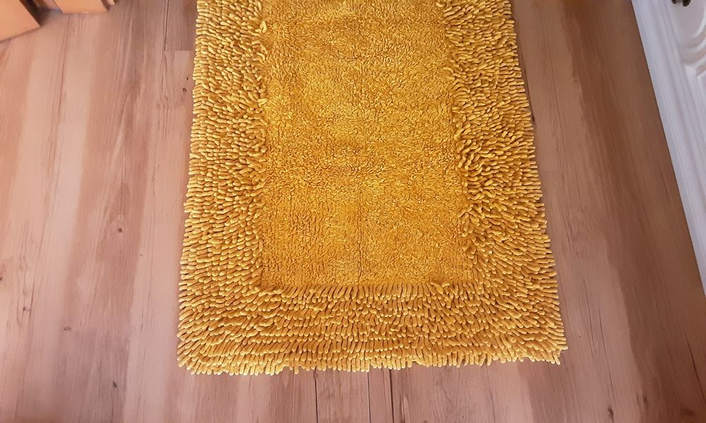 Vendo 2 tapetes amarelo mostarda 130x65 estão em muito bom estado