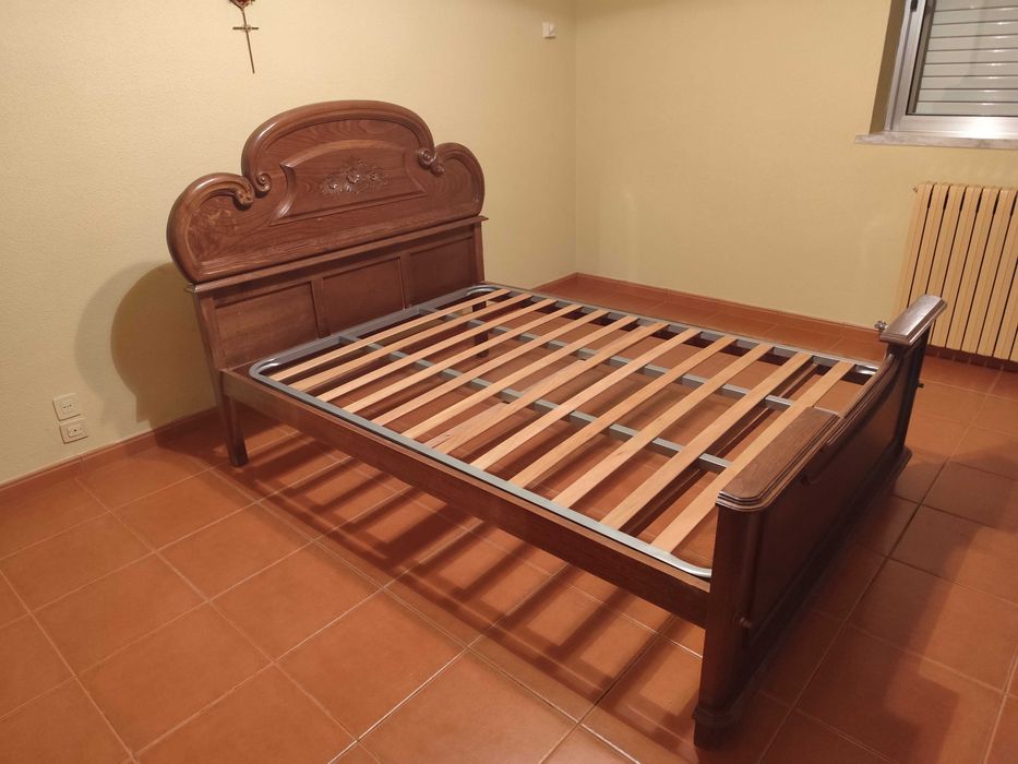 Cama de casal em madeira maciça com colchão 1.90mt x 1.40mt