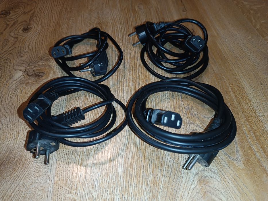 Kabel zasilający do komputera/monitora.