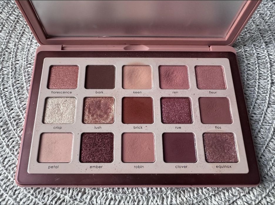 Duża paleta cieni do powiek Bloom Palette Natasha Denona