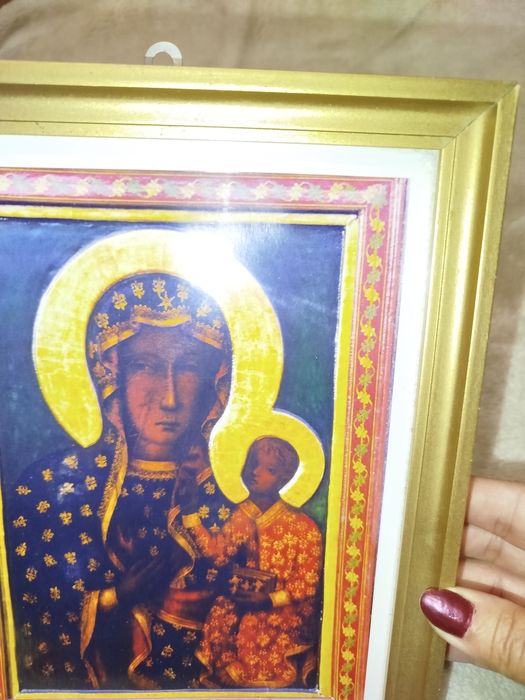 Obraz matki Bożej Częstochowskiej w złotej ramie