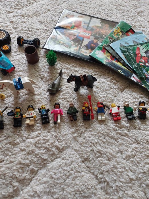 Klocki lego z różnych zestawów plus figurki