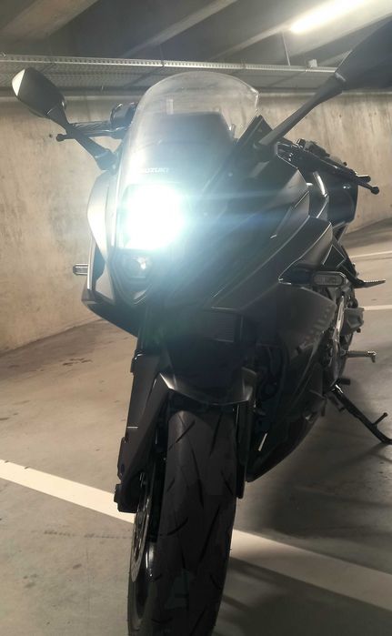 Suzuki gsx 8r como nova