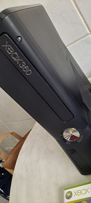 Konsola XBOX 360s + sensor kinect + 8 gier. Stan idealny