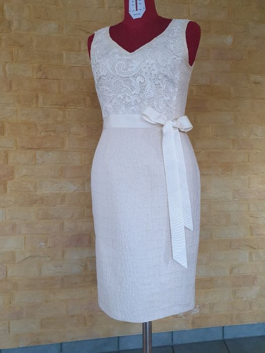 Sukienka na szerokich ramiączkach