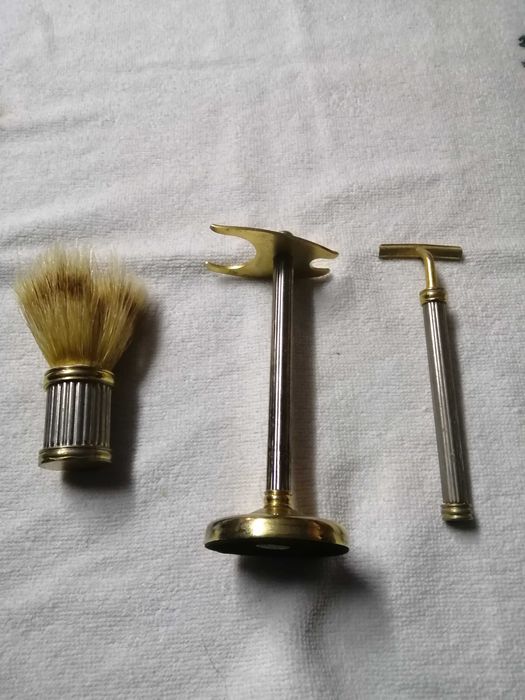 Estojo de barba em metal dourado