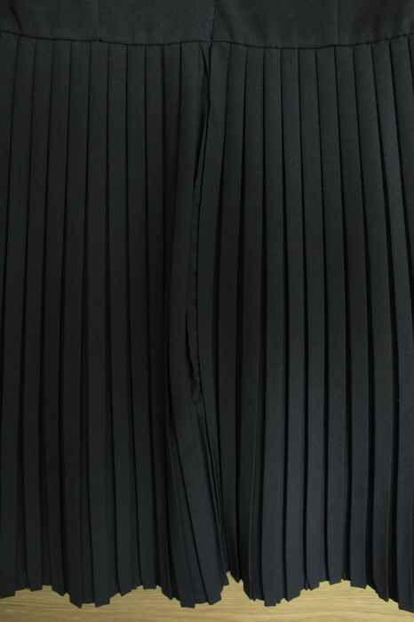 Czarną prostą elegancką plisowana sukienka
