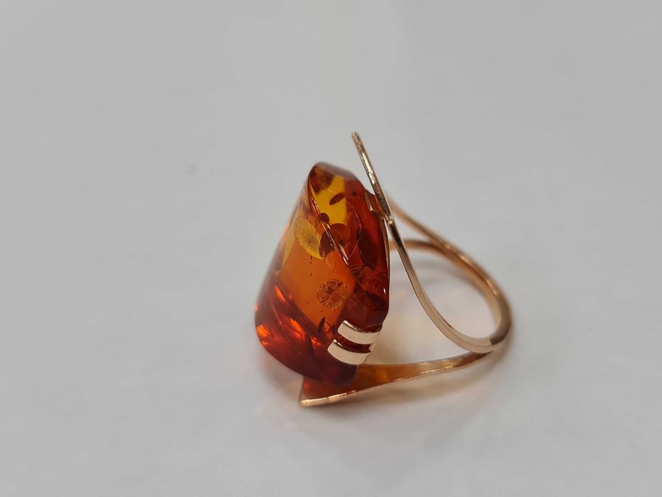 Piękny złoty pierścionek/ Radzieckie 583/ Bursztyn/ 5.95 gram/ R12.5