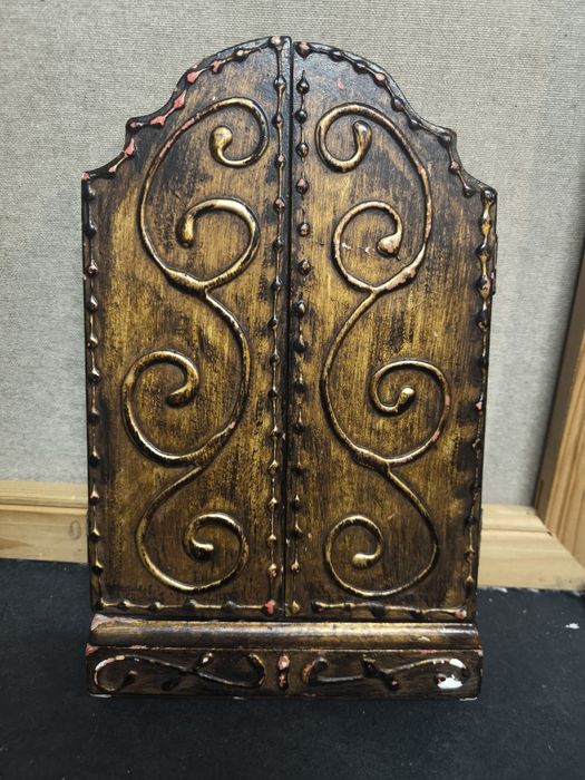 Oratório Portátil em Madeira com Imagen
Vende-se um belo Oratório Tríp