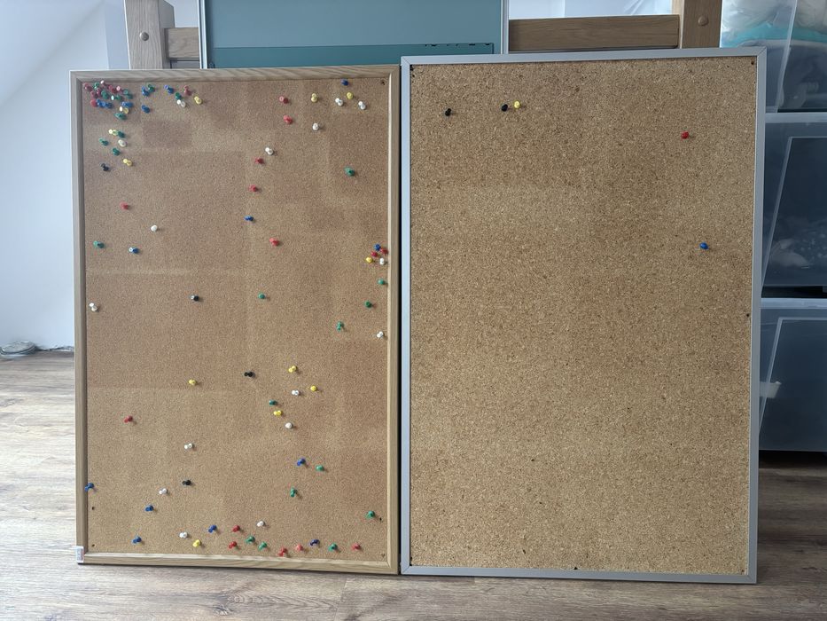 Dwie tablice korkowe