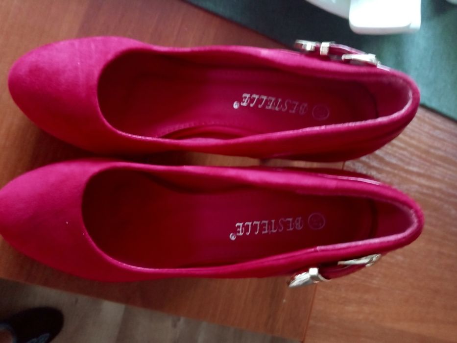 Buty czerwone 37 obcas wsuwane zamsz