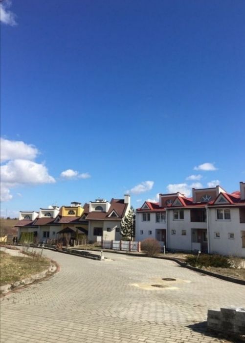 Продається таунхаус за містом