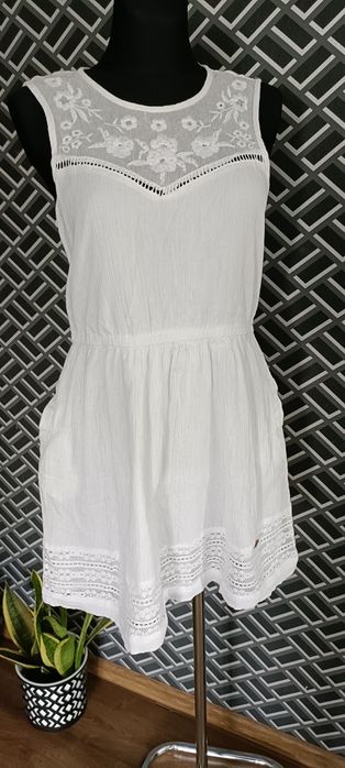 Biała sukienka boho