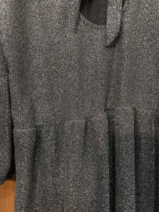 Sukienka brokatowa rozkloszowana z wiązaniem z tyłu