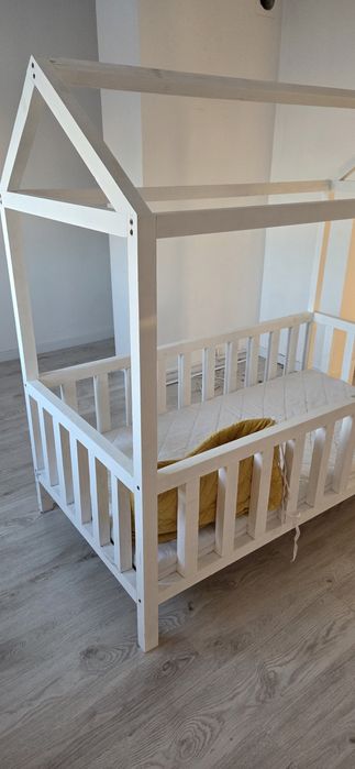 Łóżeczko dziecięce domek