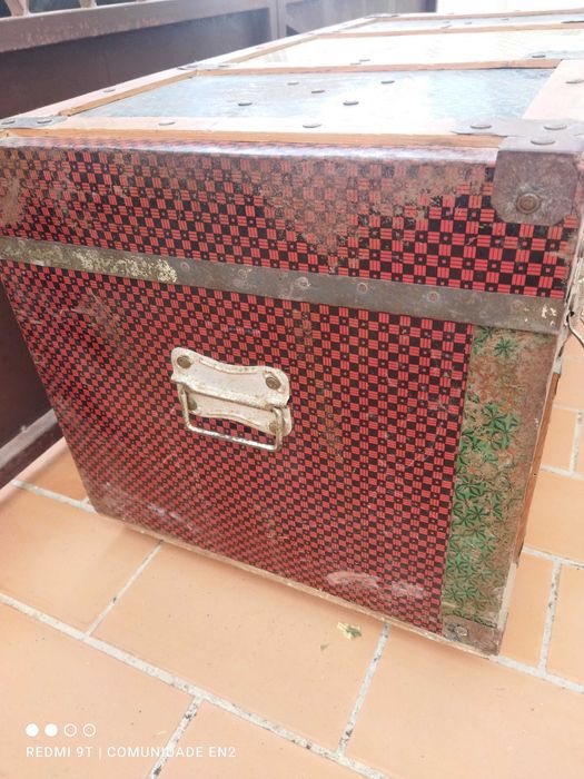 Arca antiga com folha metal