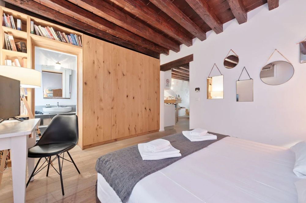 Є гаряча/холодна вода, опалення, працює wifi при відключеннях