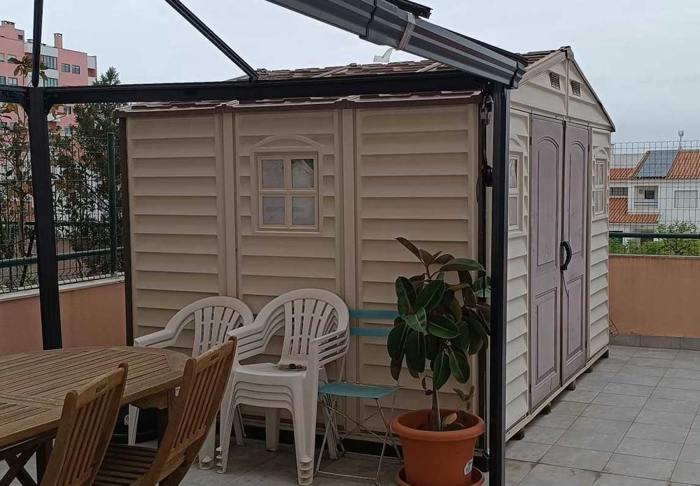 Abrigo de jardim PVC, Duramax com 2,40Px3,20Lx2,30A metros, bege e castanho (chão + barrotes madeira incluídos)