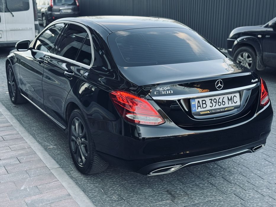 Mercedes Benz C 300 (4MATIC)  в гарному стані